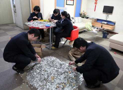 Choáng với bao tải 200kg tiền xu tích trữ suốt 20 năm