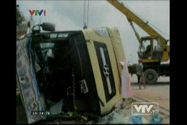 Clip: Lật xe chở Việt kiều, 11 người bị thương