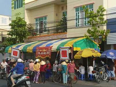 Cả nhà nhân viên ngân hàng tự tử để lại 7 lá thư