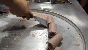 Mục sở thị làm kem cuộn 'độc' chưa từng thấy