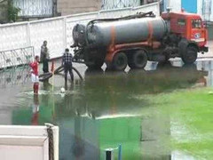 Bi hài sân cỏ: Lội nước bì bõm đá phạt góc