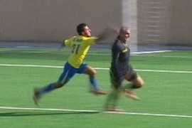 Trọng tài chạy trối chết chỉ vì một thẻ vàng