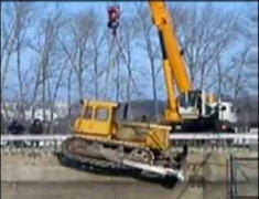 Cần cẩu và máy ủi rủ nhau rơi xuống hố vỡ tan tành