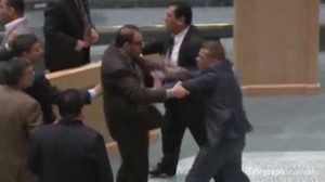 Clip: Nghị sĩ cãi vã, ẩu đả giữa phiên họp quốc hội