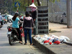 Thủ tướng yêu cầu dẹp mũ bảo hiểm vỉa hè