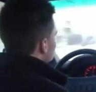 Coi thường mạng sống, chui khỏi ô tô đang chạy