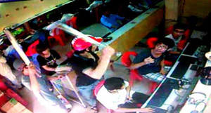 Đang ngồi chơi, bị cướp điện thoại nhanh như chảo chớp