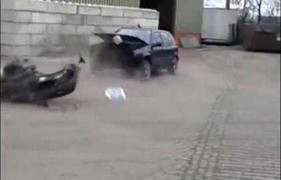 Tháo động cơ ô tô ra ngoài theo cách gây choáng