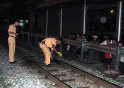 Leo qua hàng rào chắn, bị tàu hoả đâm chết thảm