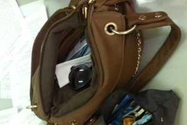 Rút tiền giúp trai lạ, cô gái bị giật túi xách