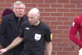 Sir Alex va chạm nảy lửa với trọng tài biên