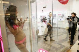 'Bỏng mắt' mẫu bikini thử chống nước của Xperia Z