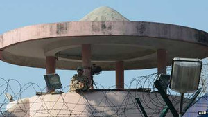 Nghi phạm vụ hãm hiếp nữ sinh Ấn Độ treo cổ tự sát