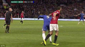 Khuất lấp trọng tài, Ferdinand ra đòn thô thiển