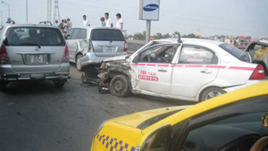 Video: 5 ôtô tông nhau liên hoàn trên cầu Thăng Long