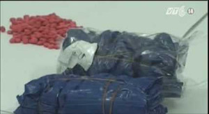 Clip: Bắt 2 chị em sơn nữ vận chuyển 8000 viên ma túy