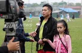 Bố tuyển thủ Việt kiều gây chú ý trên sân tập