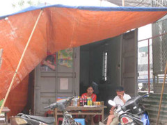 Lạ lùng nhà làm từ container cũ giữa Hà Nội