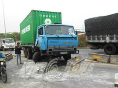 Mất thắng, xe tải 'đại náo' quốc lộ 1A