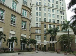 Tréo ngoe cảnh tỷ phú phải 'ở trọ' trong nhà mình