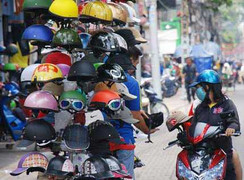 Ném đá rầm rầm xử phạt người đội mũ bảo hiểm dỏm