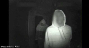 Clip: Ba tên trộm đột nhập vào nhà, lọt camera an ninh