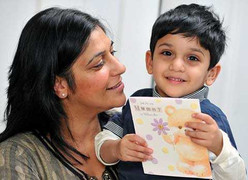 Mẹ suýt mù mắt vì tấm thiệp con trai tặng