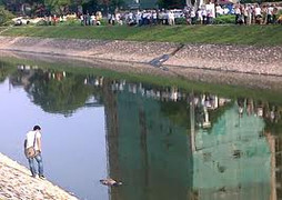 Nghi án hai mẹ con bị buộc vào nhau thả trôi sông