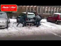 Kết cục hài hước của 5 thanh niên nâng xe ô tô