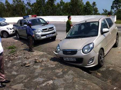 Clip: Táo tợn tông xe CSGT, dùng kim tiêm chống trả