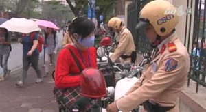 Video: Học sinh không đội mũ bảo hiểm chống chế CSGT