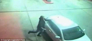 Clip: Tên trộm điên cuồng đập phá ôtô bằng mã tấu