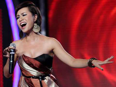 Nghi án 'đụng dao kéo', Uyên Linh nói gì?