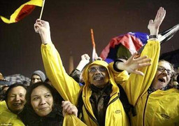 Clip, ảnh: Giáo dân vỡ òa chào đón Giáo hoàng mới