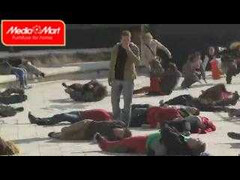 Người đàn ông hễ chỉ tay, hàng loạt người 'chết'