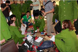 100 cảnh sát phá sới bạc 'khủng' chứa cả súng đạn