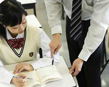 Thầy giáo trẻ làm gì khi nữ sinh 13 tuổi tỏ tình?