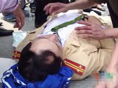 Hà Nội: Cảnh sát giao thông bị kéo lê giữa đường