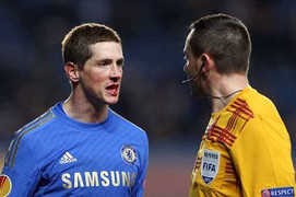 Ăn vạ bất thành, Torres còn đổ máu mũi