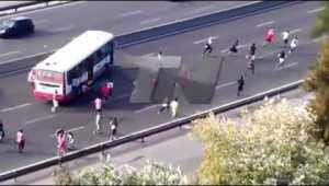 Cổ động viên loạn đả ngay trên đường cao tốc