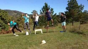 Nam nữ nghịch dại với hàng rào điện, giật tung người