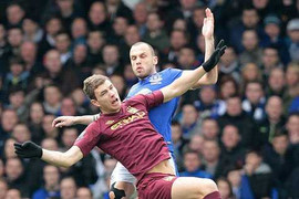 Thua sốc Everton, Man City dâng ngôi vô địch sớm cho MU