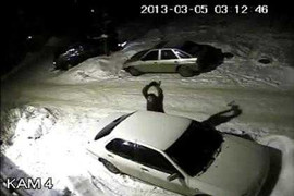 Nửa đêm vác rìu đi đập phá ô tô bị camera ghi lại