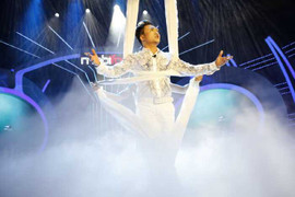 Đại Nghĩa hóa thành Đàm Vĩnh Hưng, vừa bay vừa đạp xe