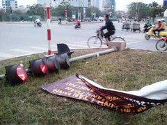 Hà Nội: Cột đèn giao thông bị gió...quật ngã