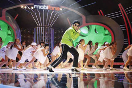 Thúy Uyên ngậm bánh bò hát Gangnam style