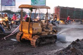 Vỡ ống nước, quốc lộ 1A hỗn loạn