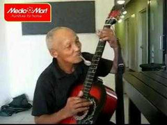 Chơi đàn guitar cực 'độc' với... thìa