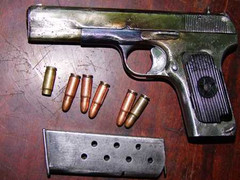 Anh trai nộp súng cho công an sau khi em tự sát