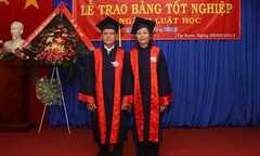 Vợ chồng sinh viên luật U70 tốt nghiệp